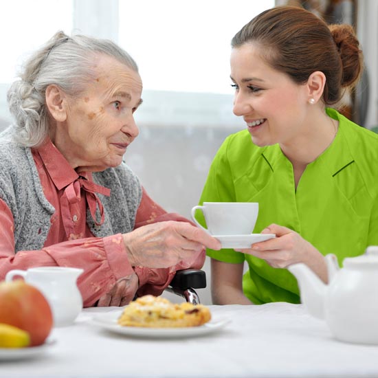 Pflegekraft misst Blutdruck bei Senior